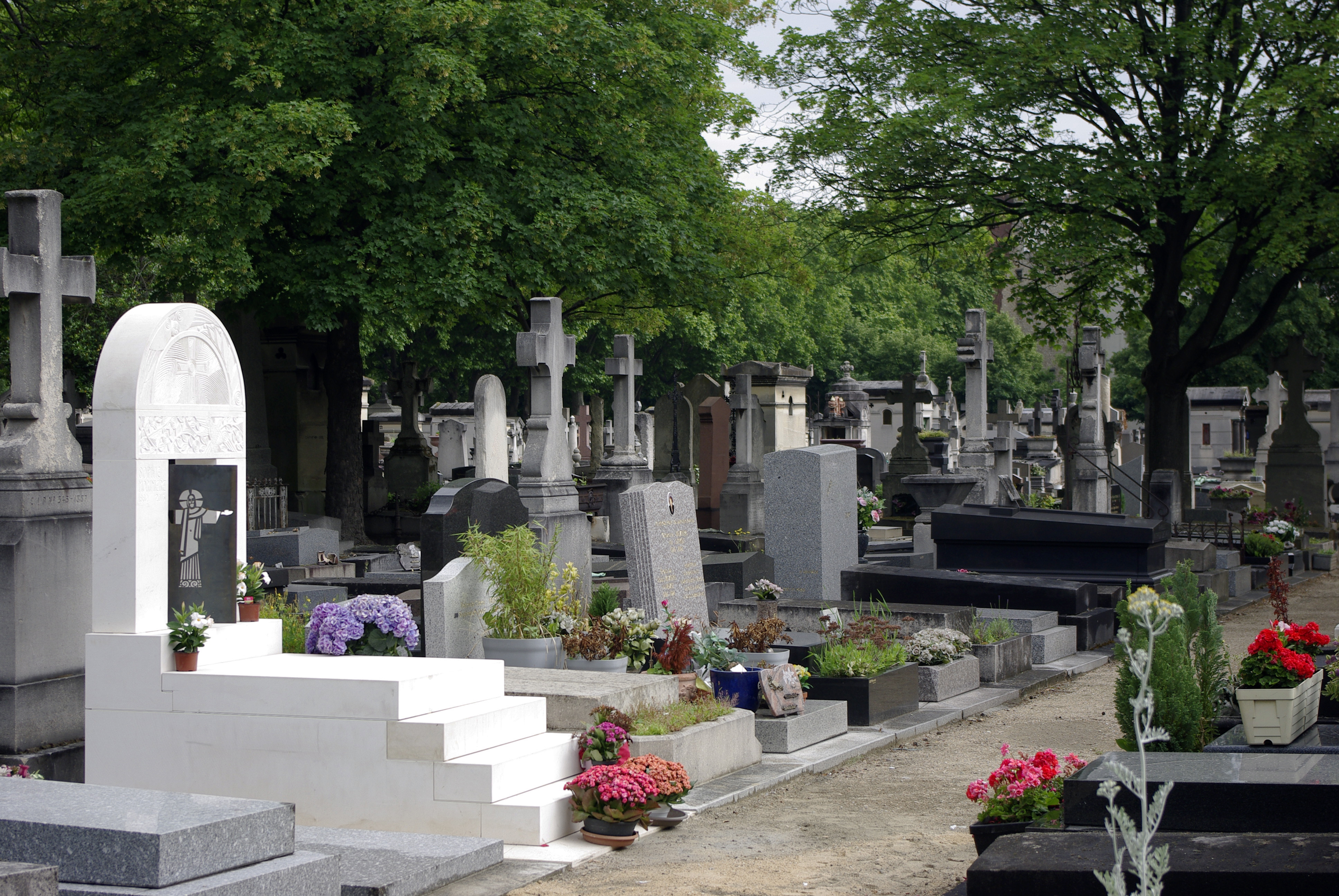 Résultat de recherche d'images pour "tombe au cimetière"